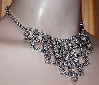 a beautiful vintage costume jewelry necklace unsigned