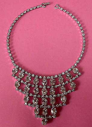 a beautiful vintage costume jewelry necklace unsigned