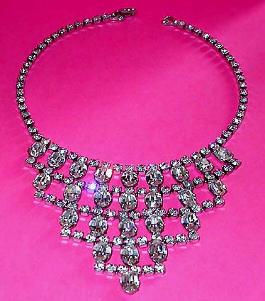 a beautiful vintage costume jewelry necklace unsigned