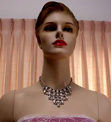 a beautiful vintage costume jewelry necklace unsigned