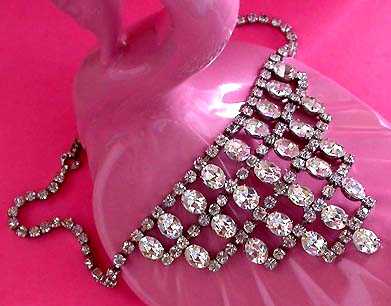 a beautiful vintage costume jewelry necklace unsigned