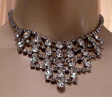 a beautiful vintage costume jewelry necklace unsigned