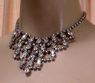 a beautiful vintage costume jewelry necklace unsigned