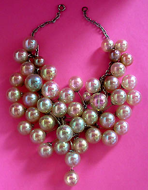 a beautiful vintage costume jewelry necklace unsigned