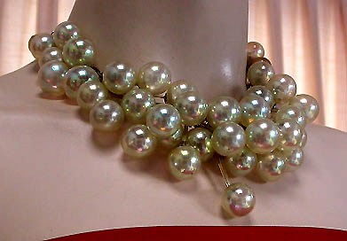 a beautiful vintage costume jewelry necklace unsigned