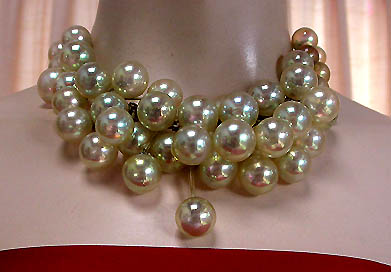a beautiful vintage costume jewelry necklace unsigned