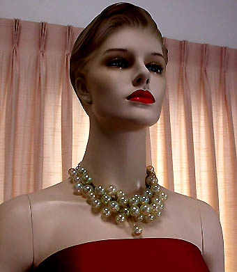 a beautiful vintage costume jewelry necklace unsigned