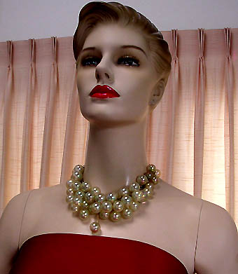 a beautiful vintage costume jewelry necklace unsigned