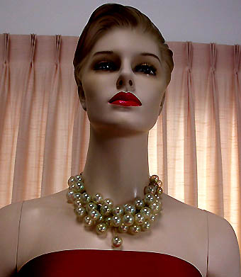 a beautiful vintage costume jewelry necklace unsigned