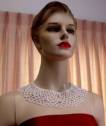 a beautiful vintage costume jewelry necklace unsigned