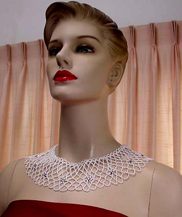 a beautiful vintage costume jewelry necklace unsigned