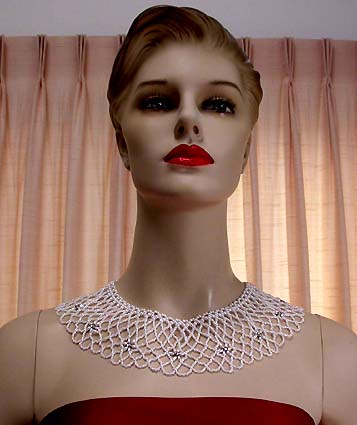 a beautiful vintage costume jewelry necklace unsigned