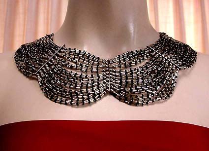 a beautiful vintage costume jewelry necklace unsigned