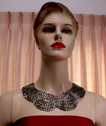 a beautiful vintage costume jewelry necklace unsigned