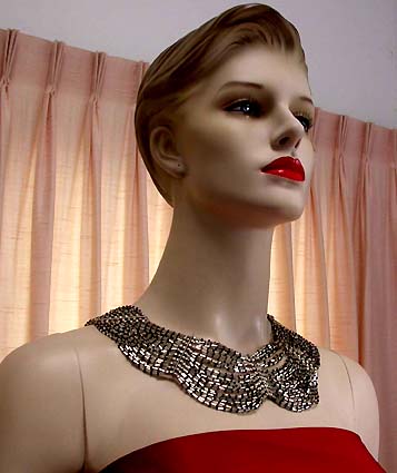 a beautiful vintage costume jewelry necklace unsigned