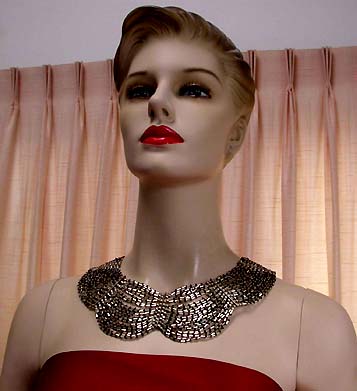 a beautiful vintage costume jewelry necklace unsigned