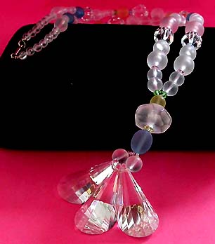 a beautiful vintage costume jewelry necklace unsigned