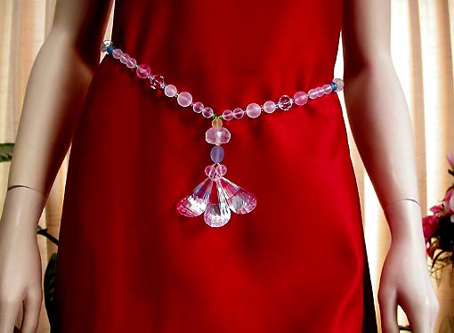 a beautiful vintage costume jewelry necklace unsigned
