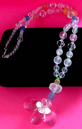 a beautiful vintage costume jewelry necklace unsigned