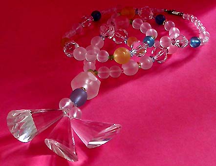 a beautiful vintage costume jewelry necklace unsigned