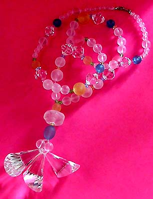 a beautiful vintage costume jewelry necklace unsigned