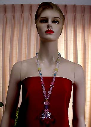 a beautiful vintage costume jewelry necklace unsigned