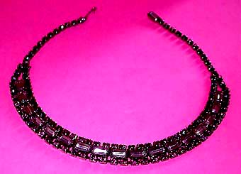 a beautiful vintage costume jewelry necklace unsigned