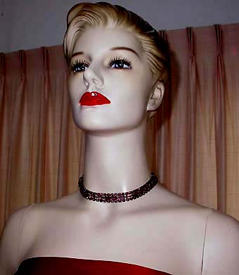 a beautiful vintage costume jewelry necklace unsigned