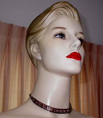 a beautiful vintage costume jewelry necklace unsigned