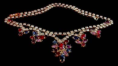 a beautiful vintage costume jewelry necklace unsigned