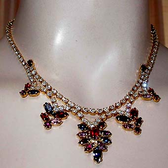 a beautiful vintage costume jewelry necklace unsigned