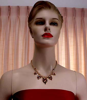 a beautiful vintage costume jewelry necklace unsigned