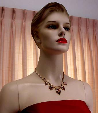 a beautiful vintage costume jewelry necklace unsigned