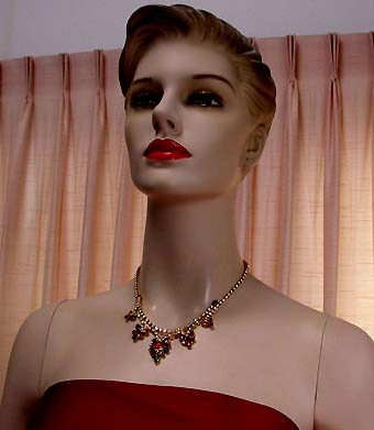 a beautiful vintage costume jewelry necklace unsigned