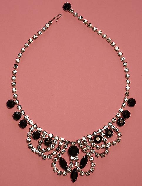 a beautiful vintage costume jewelry necklace unsigned