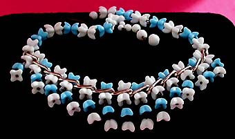 a beautiful vintage costume jewelry necklace unsigned
