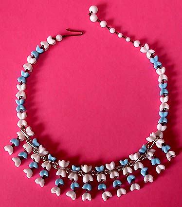 a beautiful vintage costume jewelry necklace unsigned