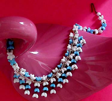 a beautiful vintage costume jewelry necklace unsigned