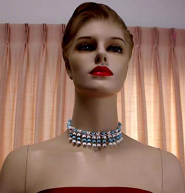 a beautiful vintage costume jewelry necklace unsigned