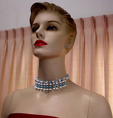 a beautiful vintage costume jewelry necklace unsigned