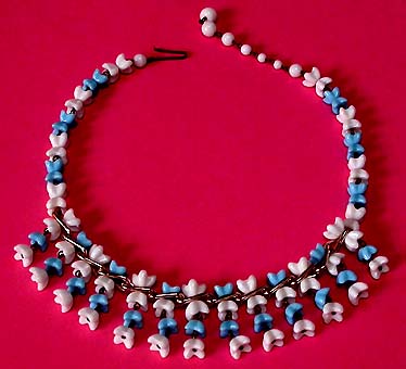 a beautiful vintage costume jewelry necklace unsigned