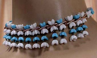 a beautiful vintage costume jewelry necklace unsigned