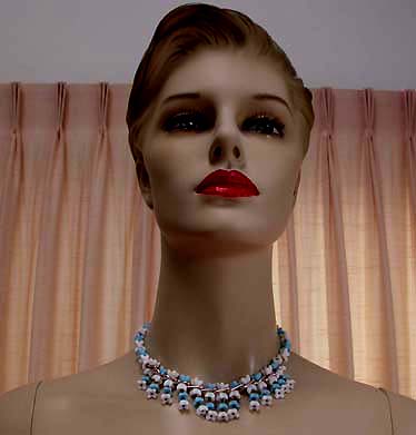 a beautiful vintage costume jewelry necklace unsigned