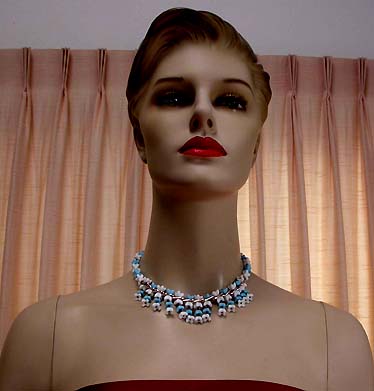 a beautiful vintage costume jewelry necklace unsigned