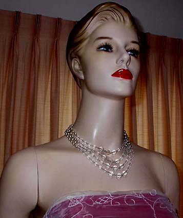 a beautiful vintage costume jewelry necklace unsigned