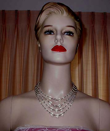 a beautiful vintage costume jewelry necklace unsigned