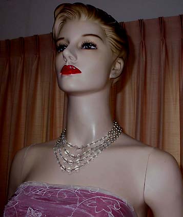 a beautiful vintage costume jewelry necklace unsigned