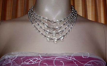 a beautiful vintage costume jewelry necklace unsigned