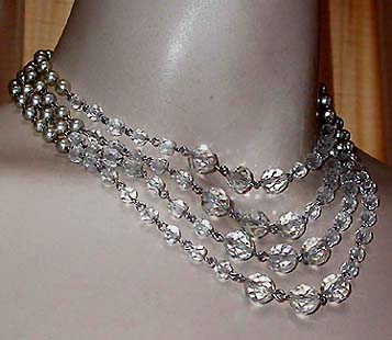 a beautiful vintage costume jewelry necklace unsigned