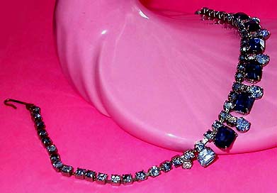 a beautiful vintage costume jewelry necklace unsigned